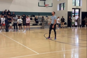 库里举行个人训练营 跑动后接球就投 5v5训练赛停顿后三分命中