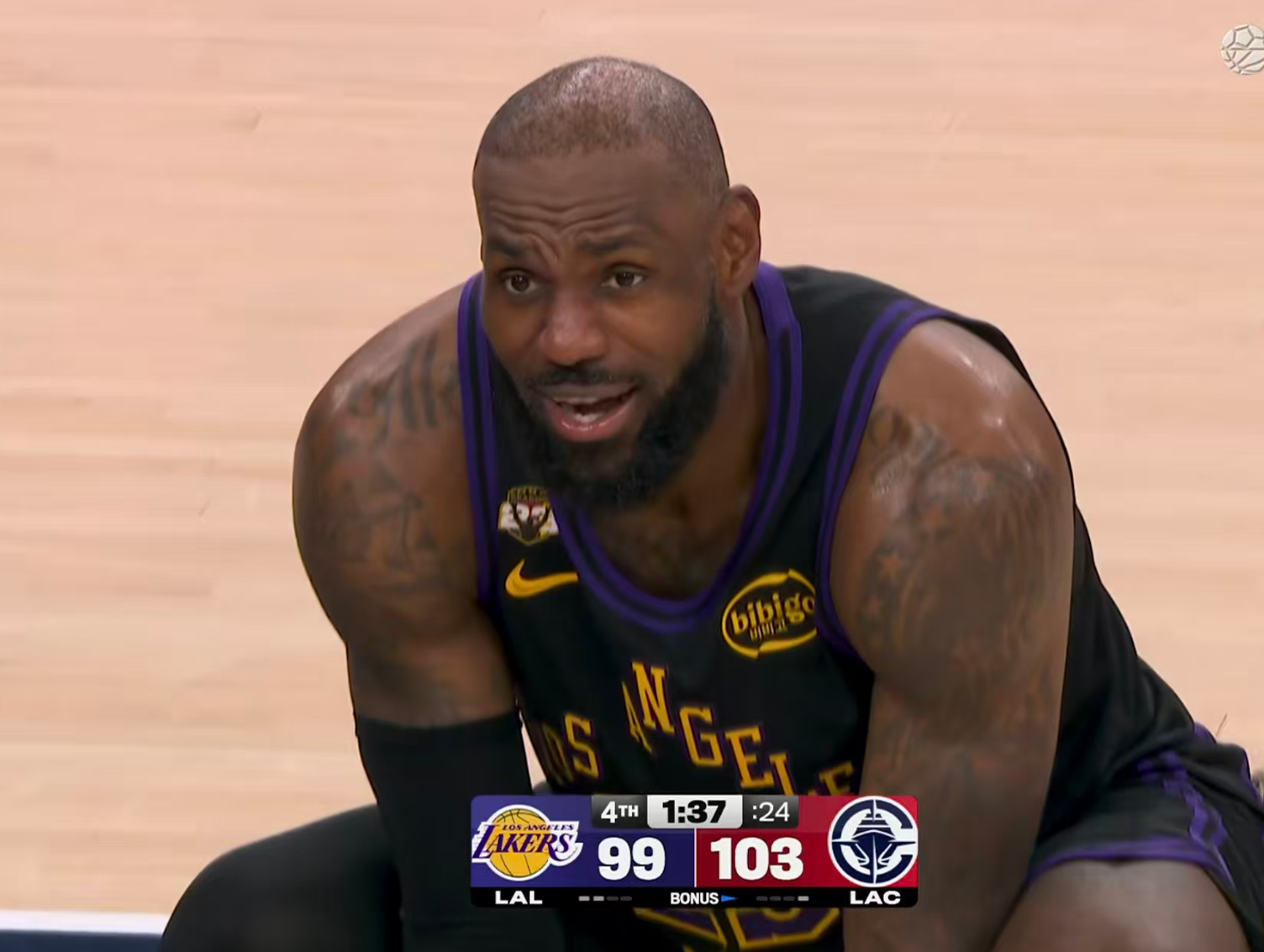 爱游戏体育-撑杆跳没哨，锁喉不犯规！四大黑哨助力湖人还输球，难怪詹皇急眼