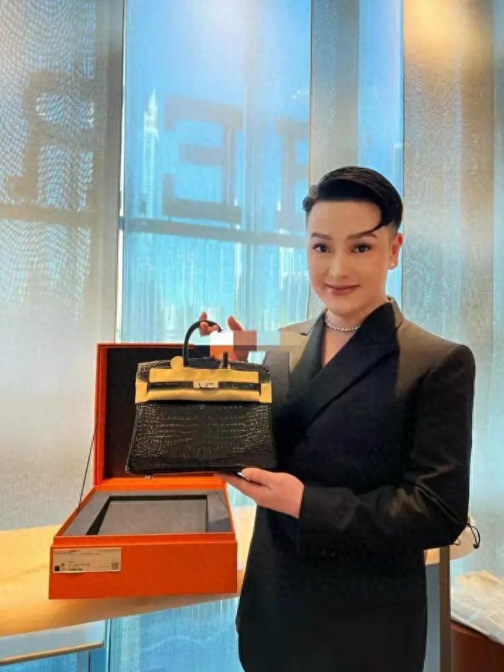 开云体育网页版-人民日报怒批！炫富、偷税749万、跑国外，现又来“割内地韭菜”